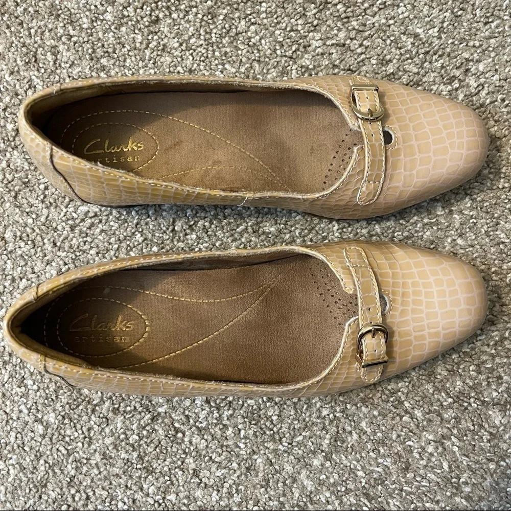 Clarks Artisan Women's Slip On Comfort Flats Beige Snake Prints Size 6.5M